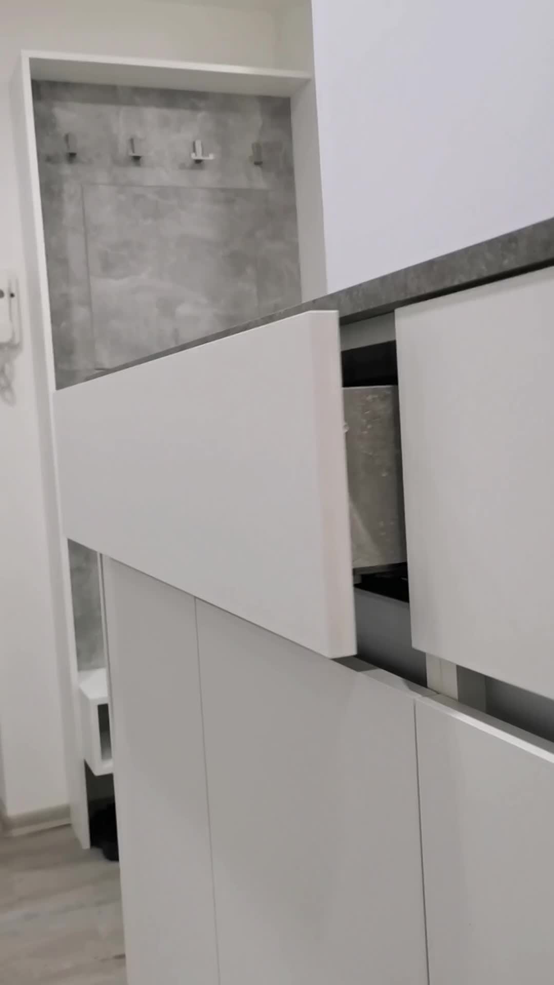 Vestavěná skříň s nikou a botníkem 