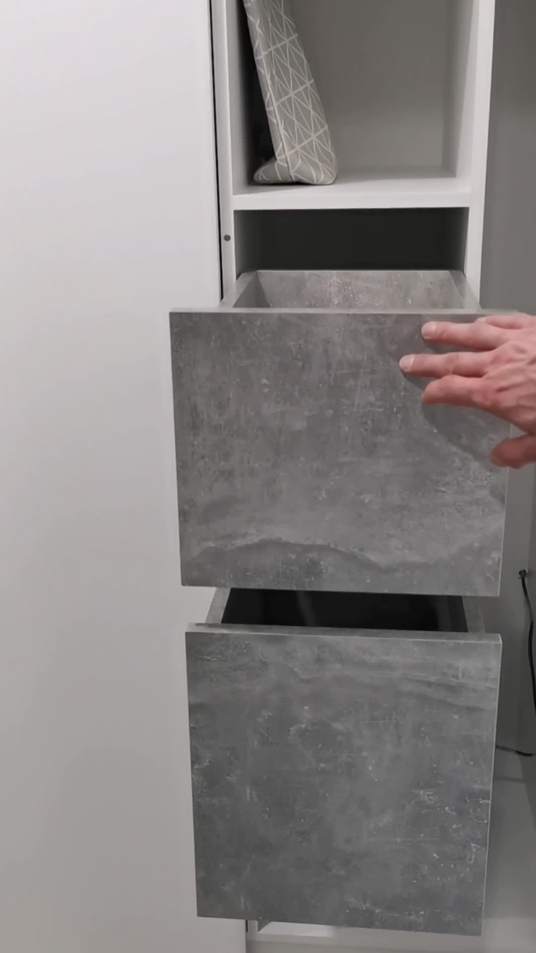 Vestavěná skříň s nikou a botníkem 