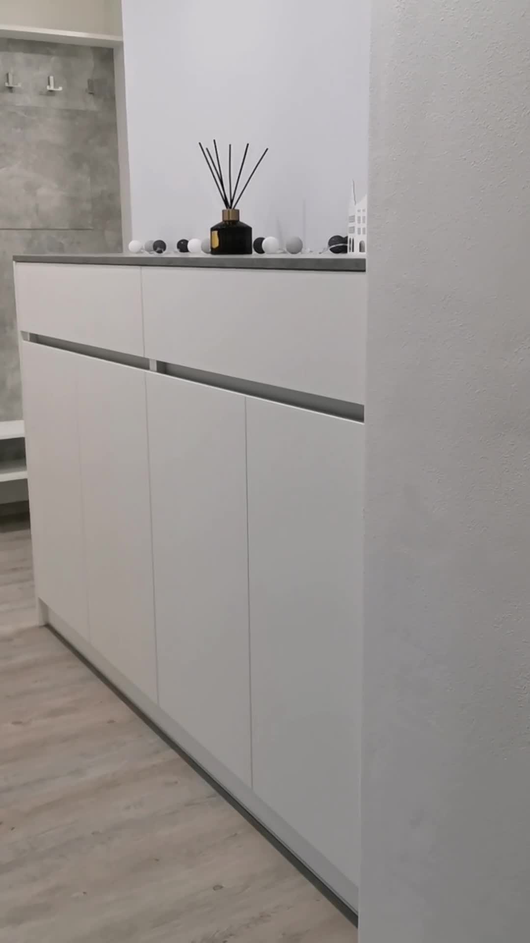 Vestavěná skříň s nikou a botníkem 