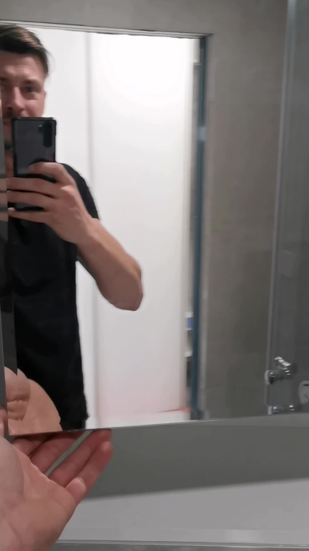 Vestavěná skříňka se zrcadlem