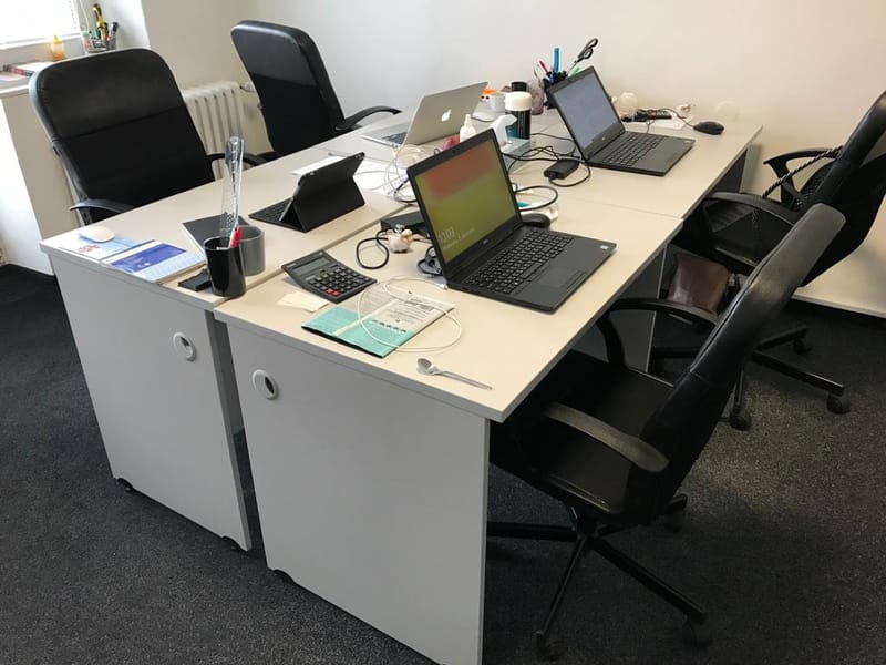 Stůl do zasedací místnosti a vybavení kanceláře