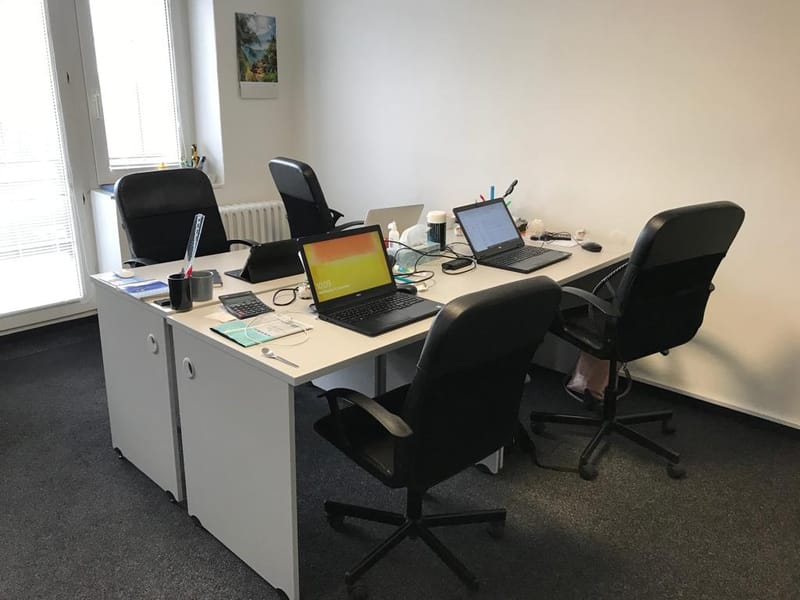 Stůl do zasedací místnosti a vybavení kanceláře