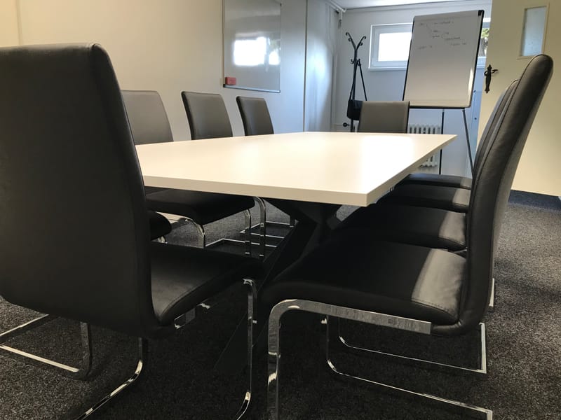 Stůl do zasedací místnosti a vybavení kanceláře