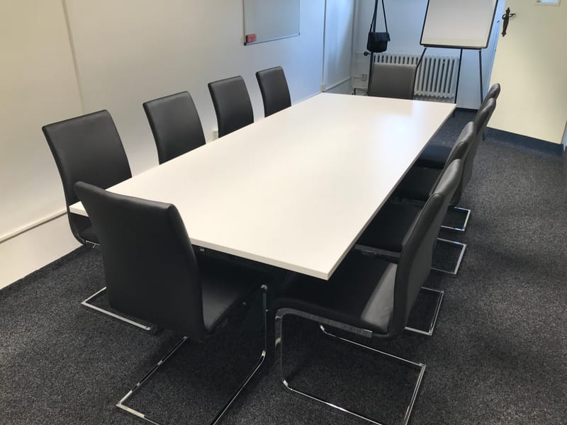 Stůl do zasedací místnosti a vybavení kanceláře