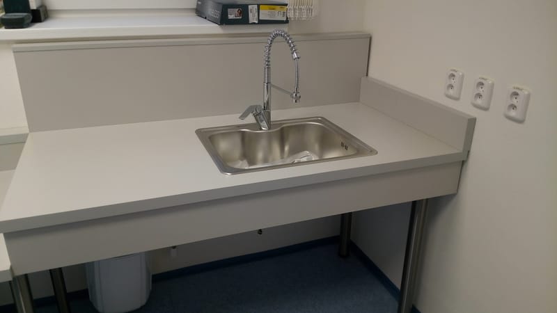 Pracovní stoly do vodárenského objektu