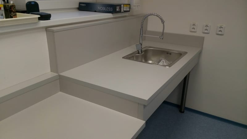 Pracovní stoly do vodárenského objektu