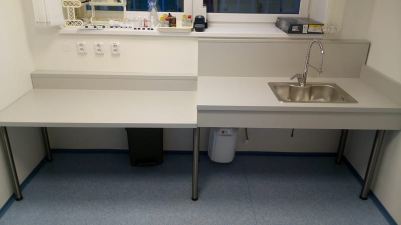 Pracovní stoly do vodárenského objektu