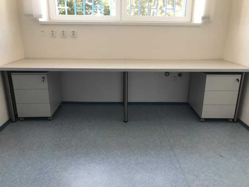 Pracovní stoly do vodárenského objektu