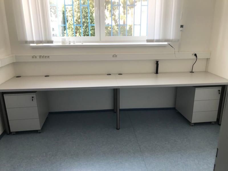 Pracovní stoly do vodárenského objektu