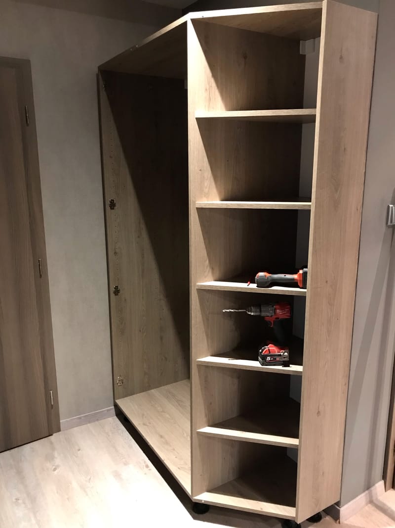 Vestavěné skříně - otočné dveře