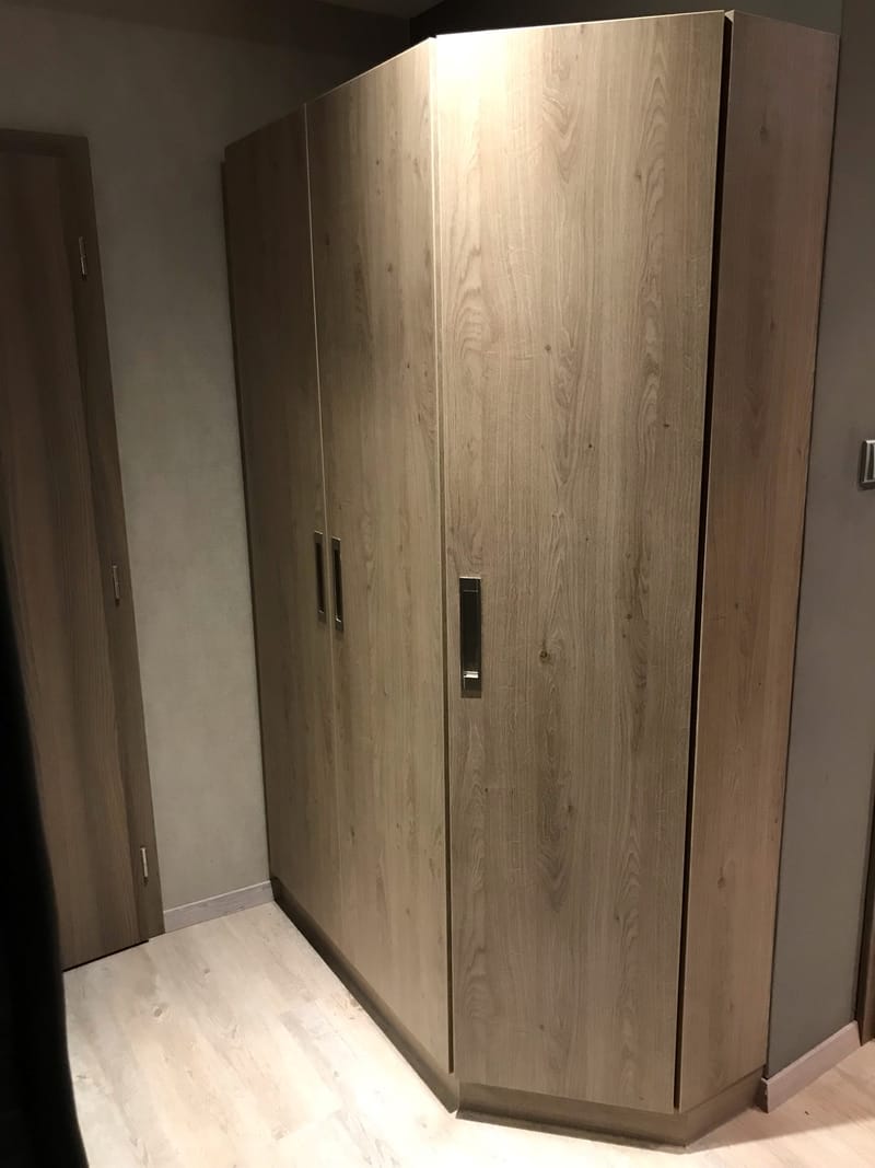 Vestavěné skříně - otočné dveře