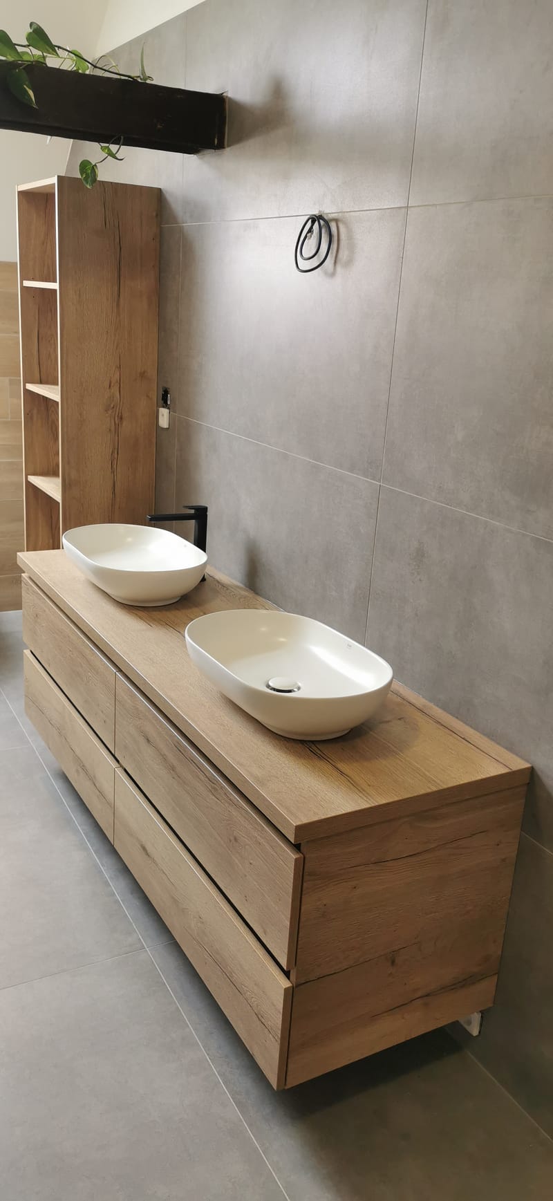 Koupelná skříňka s odkládacím regálem na ručníky