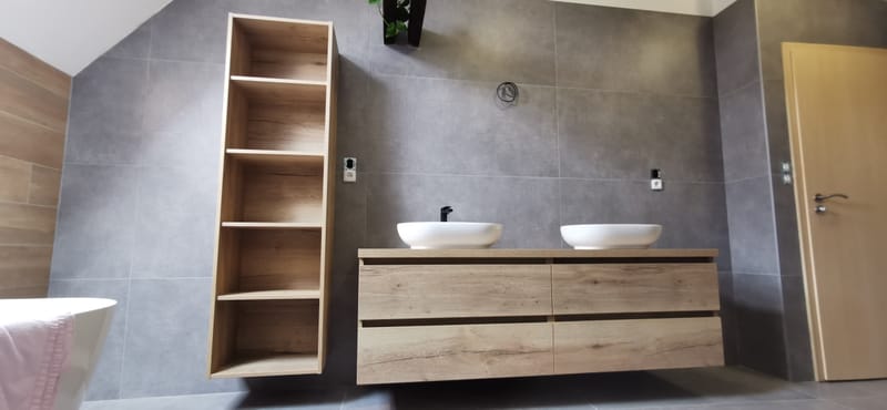 Koupelná skříňka s odkládacím regálem na ručníky