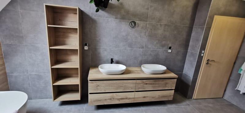 Koupelná skříňka s odkládacím regálem na ručníky