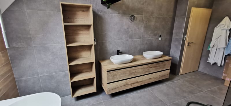 Koupelná skříňka s odkládacím regálem na ručníky