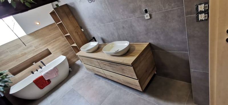 Koupelná skříňka s odkládacím regálem na ručníky