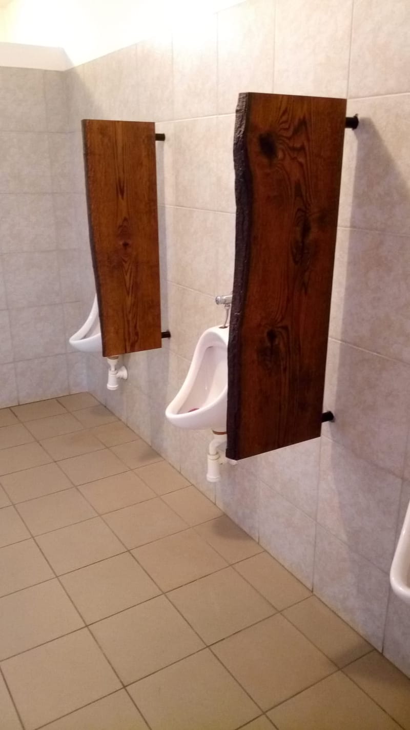 Přepážky k pisoárům