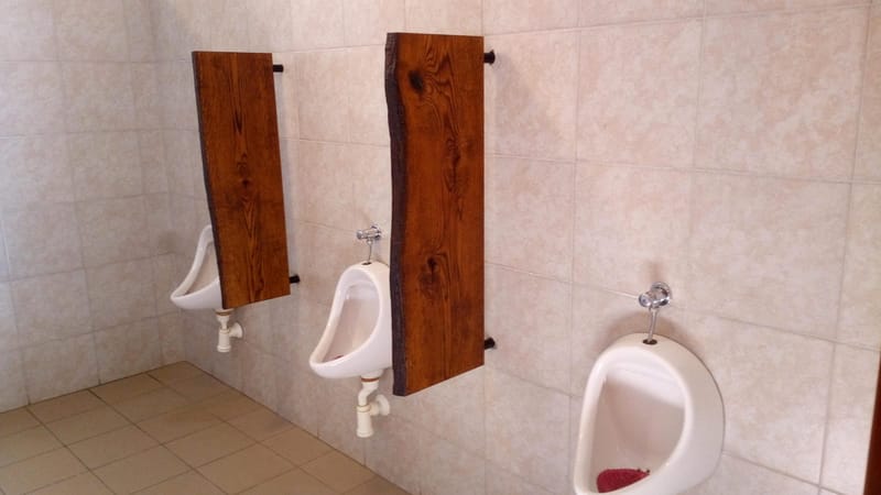 Přepážky k pisoárům