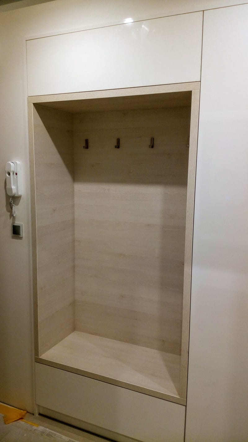 Předsíň s posuvnými dveřmi a nikou