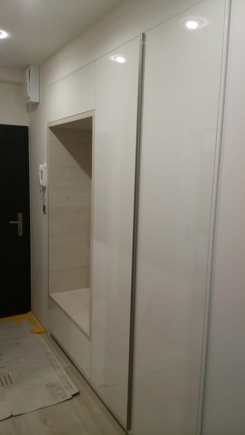 Předsíň s posuvnými dveřmi a nikou