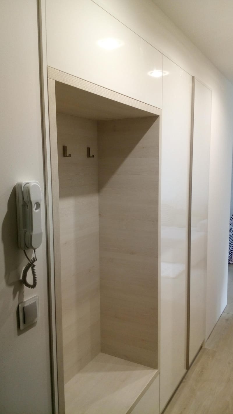 Předsíň s posuvnými dveřmi a nikou
