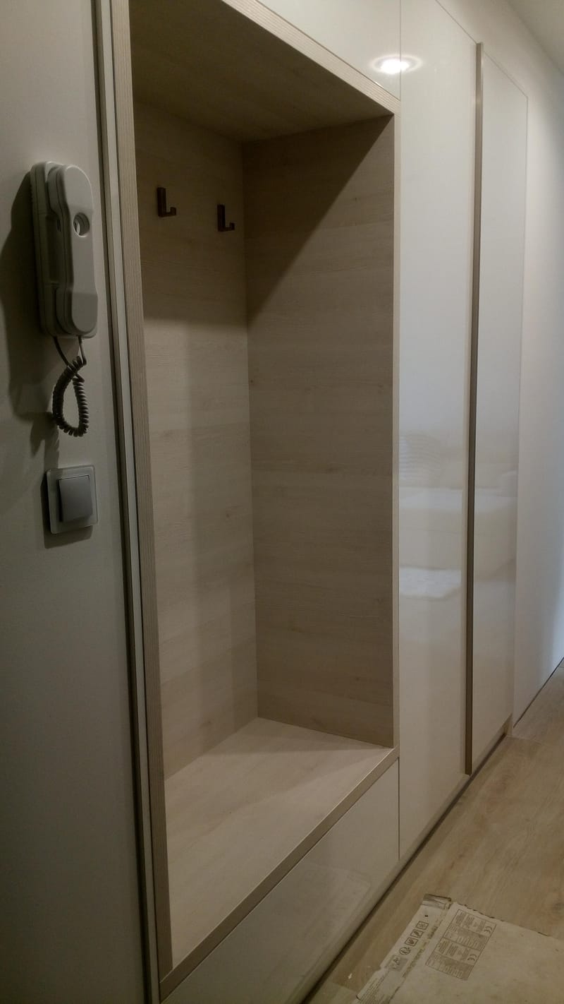 Předsíň s posuvnými dveřmi a nikou