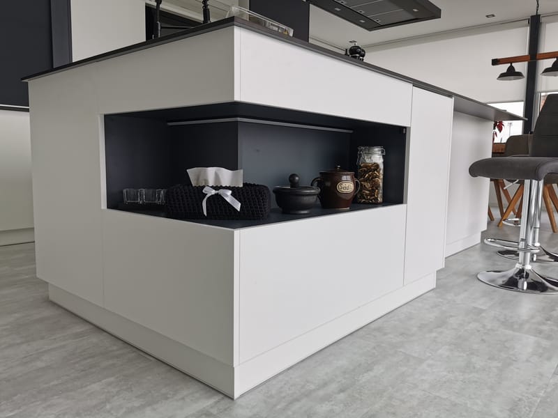 Kuchyně s ostrůvkem a roletou