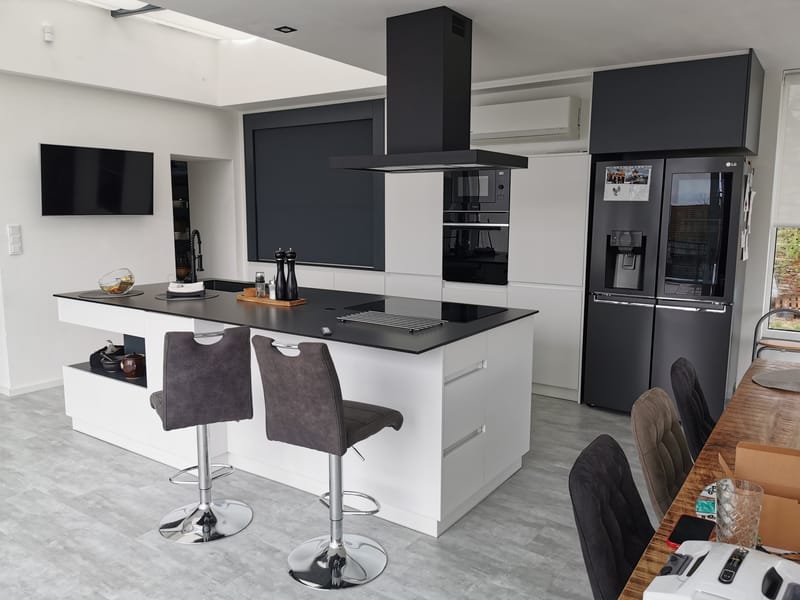 Kuchyně s ostrůvkem a roletou