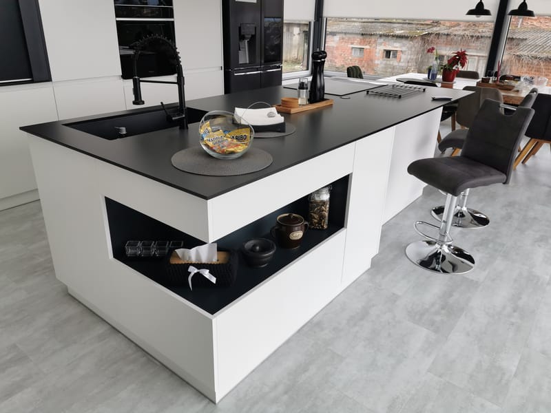 Kuchyně s ostrůvkem a roletou