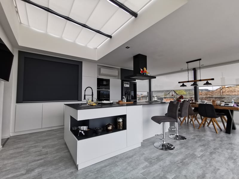 Kuchyně s ostrůvkem a roletou