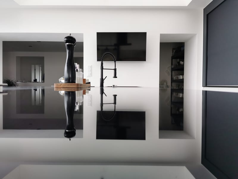 Kuchyně s ostrůvkem a roletou