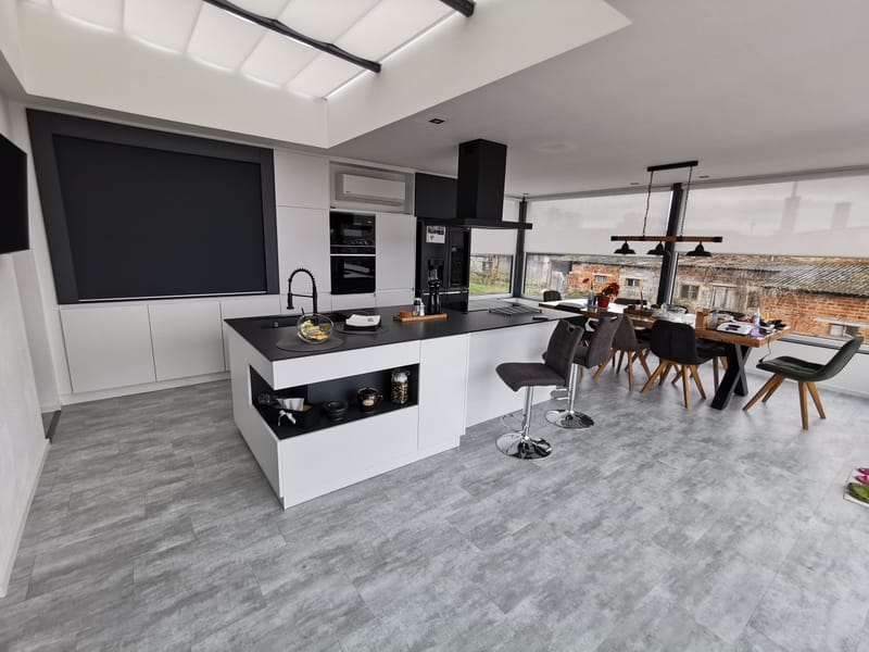 Kuchyně s ostrůvkem a roletou