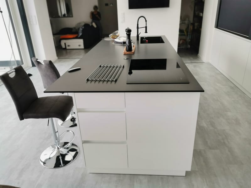 Kuchyně s ostrůvkem a roletou