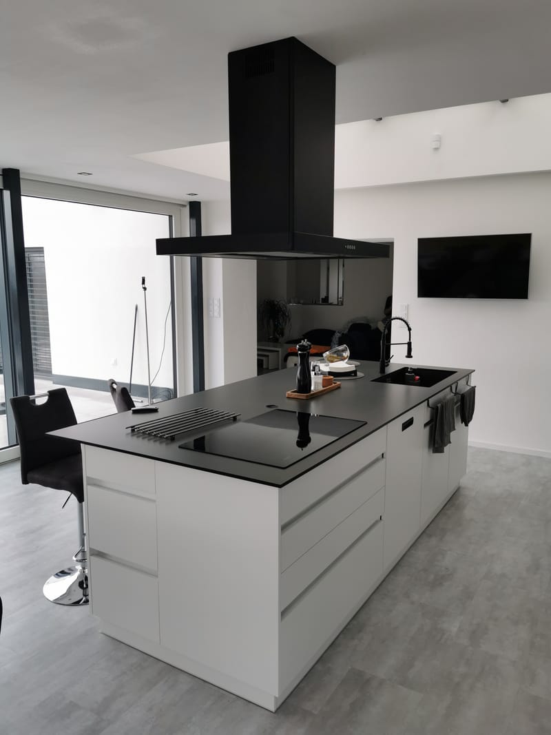 Kuchyně s ostrůvkem a roletou