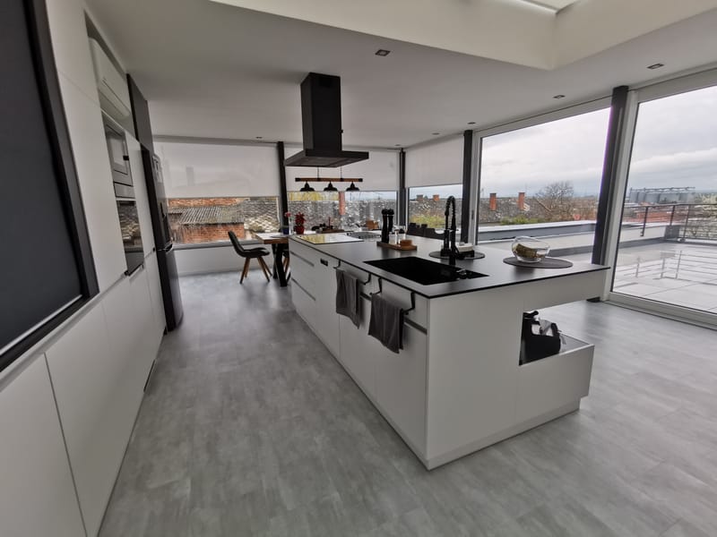 Kuchyně s ostrůvkem a roletou