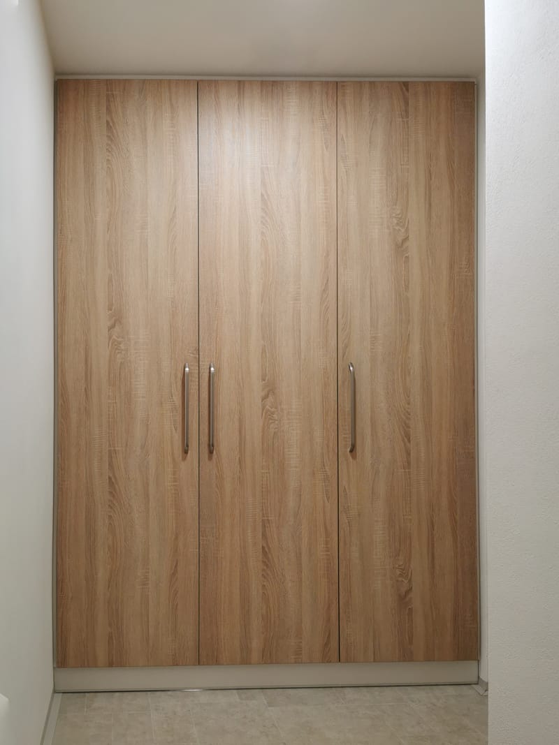 Vestavěné skříně - otočné dveře