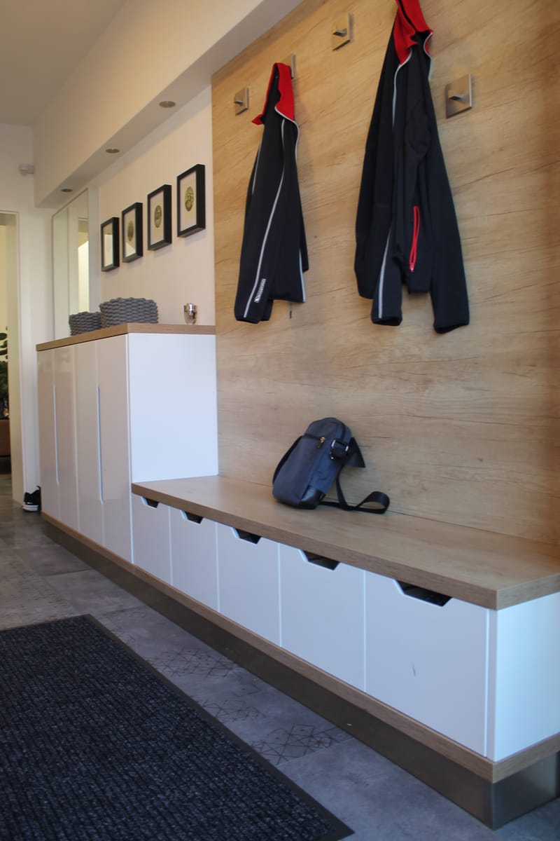 Předsíň v  lesklé fólii