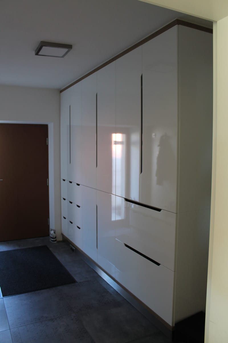 Předsíň v  lesklé fólii