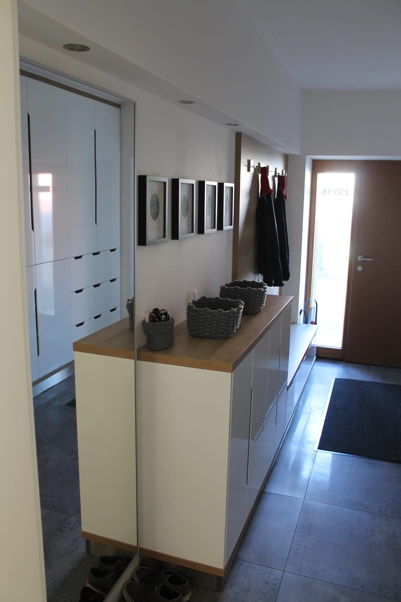 Předsíň v  lesklé fólii