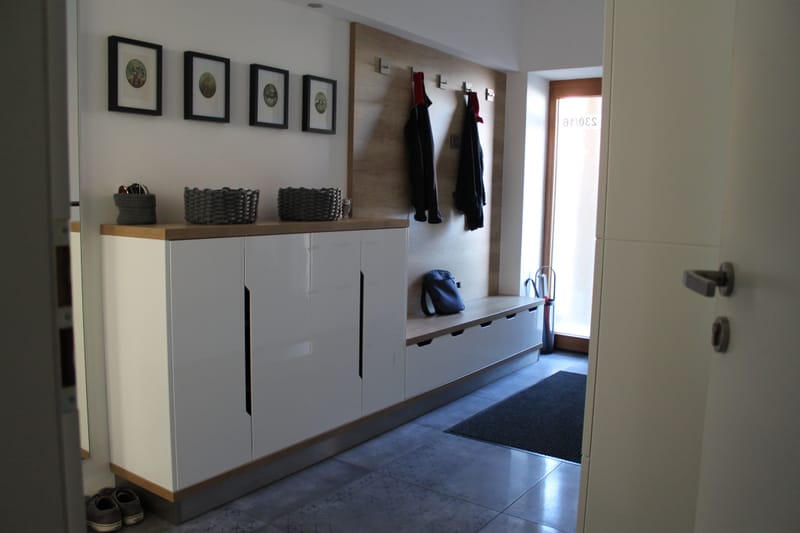 Předsíň v  lesklé fólii