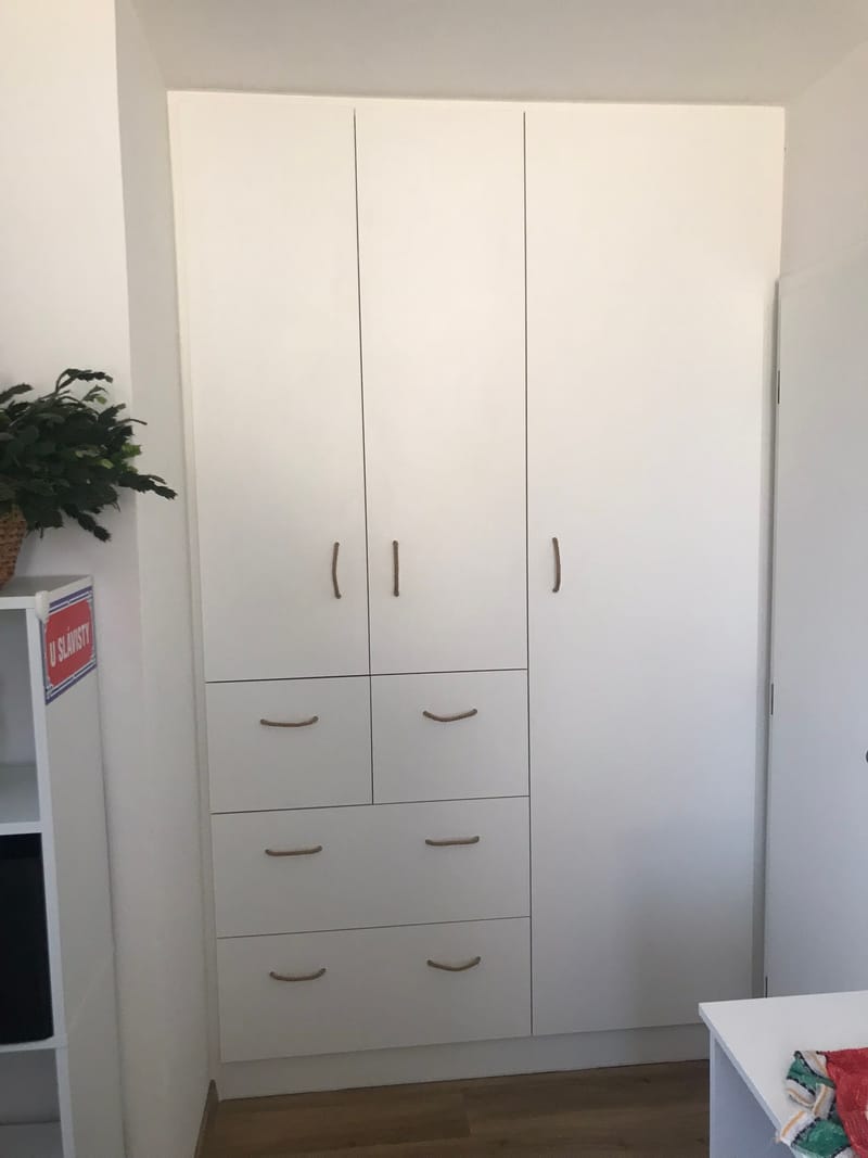 Vestavěné skříně - otočné dveře