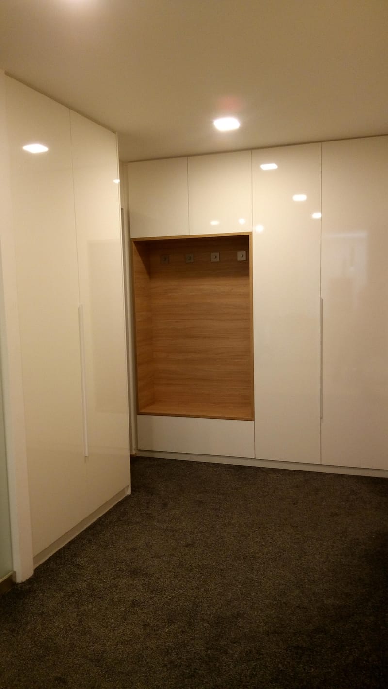 Vestavěné skříně - otočné dveře