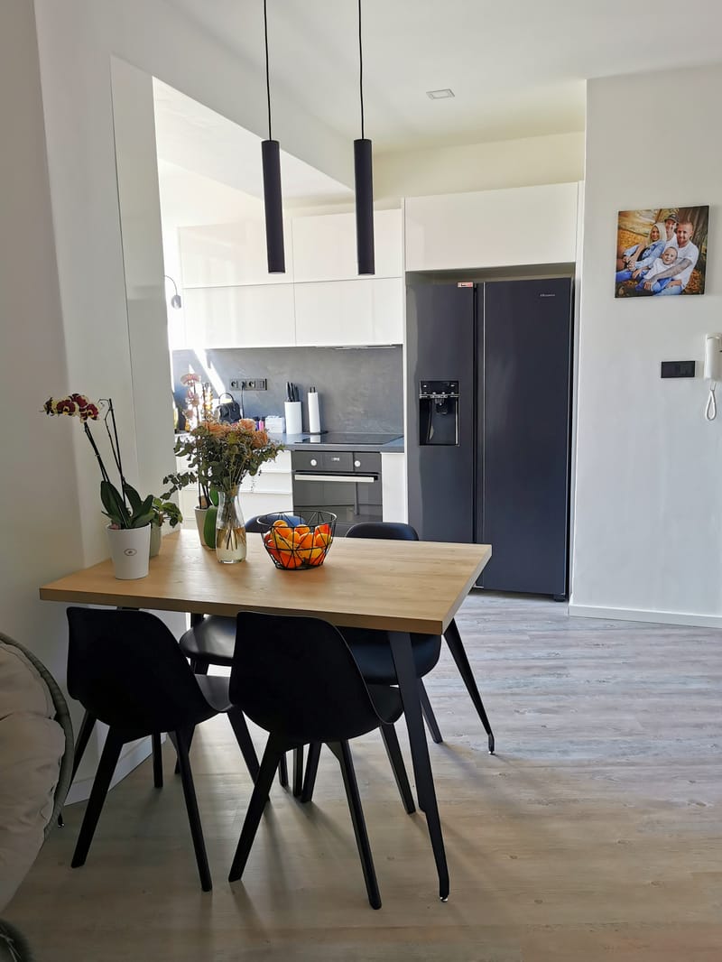 Kuchyně v bílém lesku se špajzem