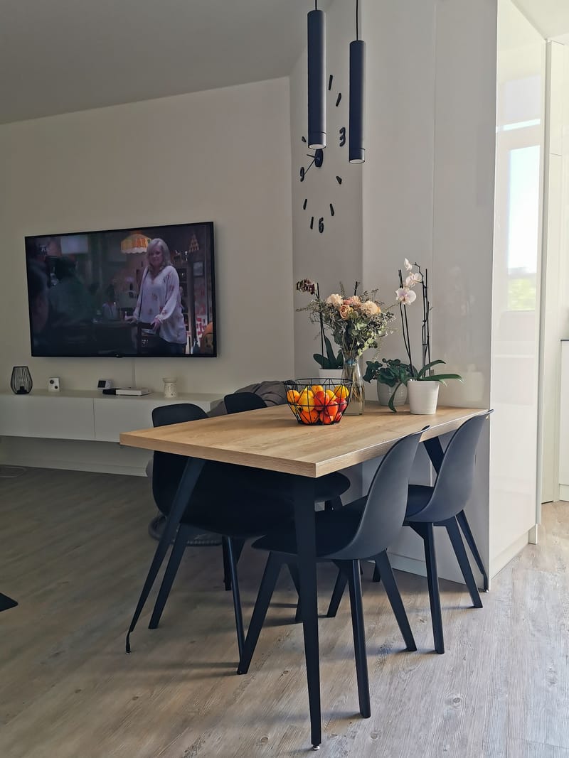 Kuchyně v bílém lesku se špajzem