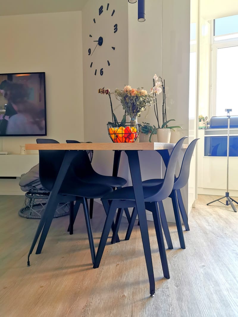 Kuchyně v bílém lesku se špajzem