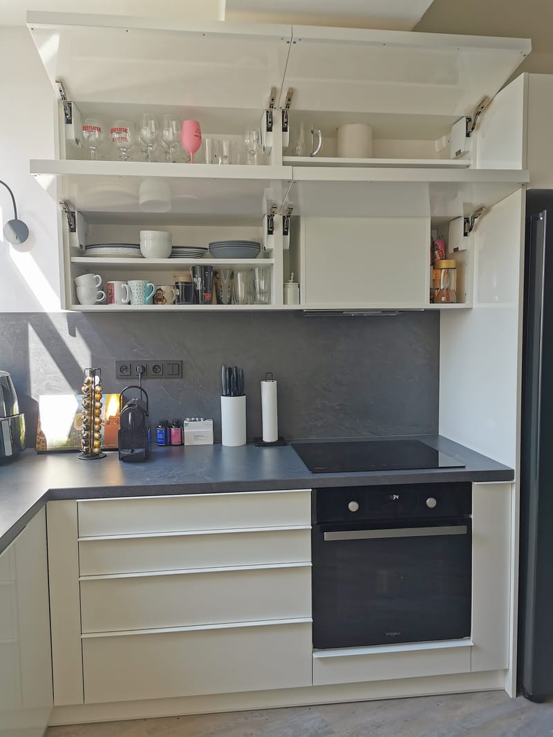 Kuchyně v bílém lesku se špajzem