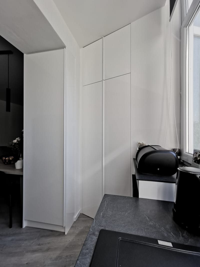 Kuchyně v bílém lesku se špajzem