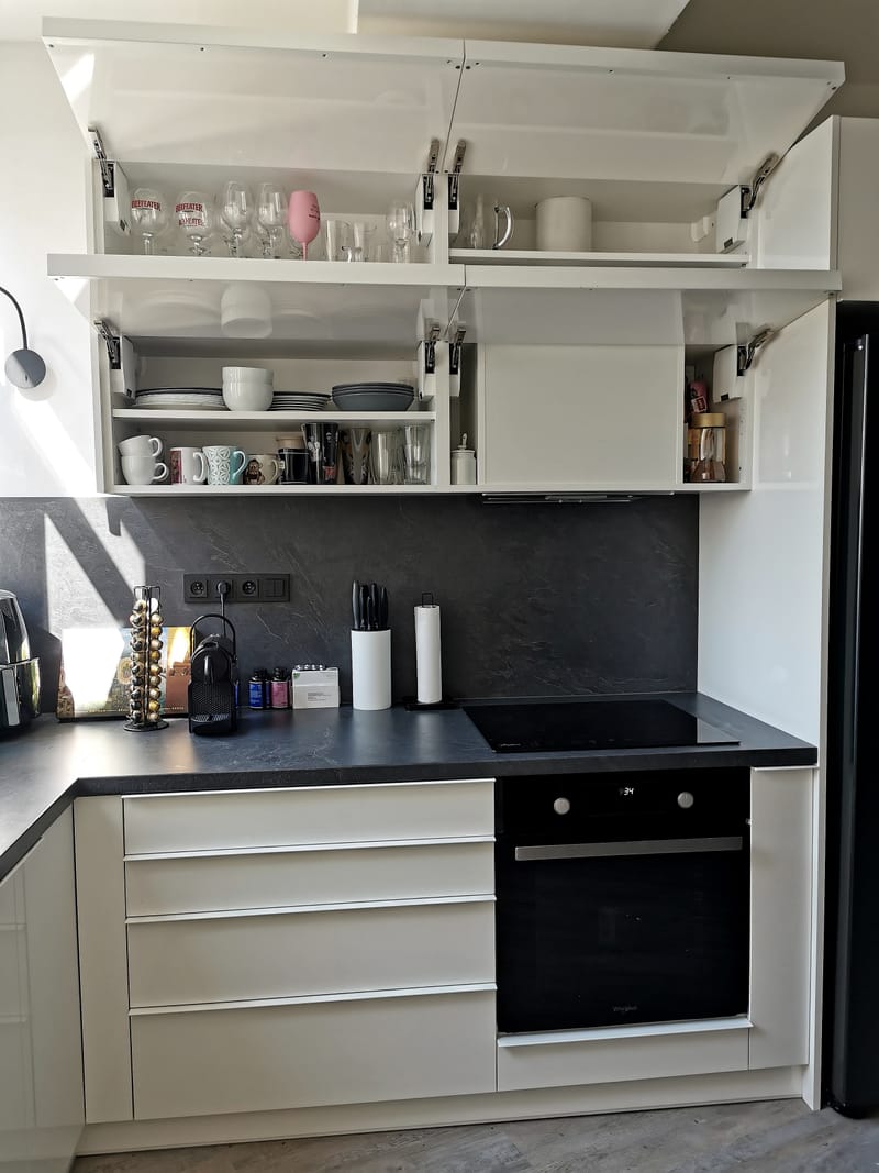 Kuchyně v bílém lesku se špajzem