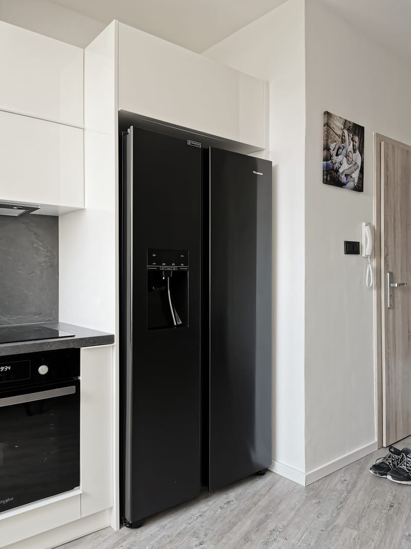 Kuchyně v bílém lesku se špajzem