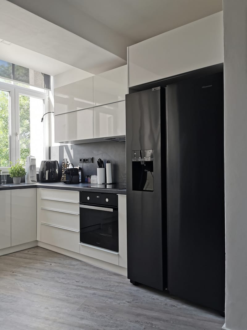 Kuchyně v bílém lesku se špajzem